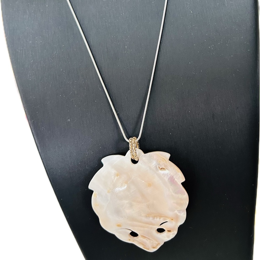 Unique Hand Carved Blister Mother of Pearl Fashion Pendant Necklace